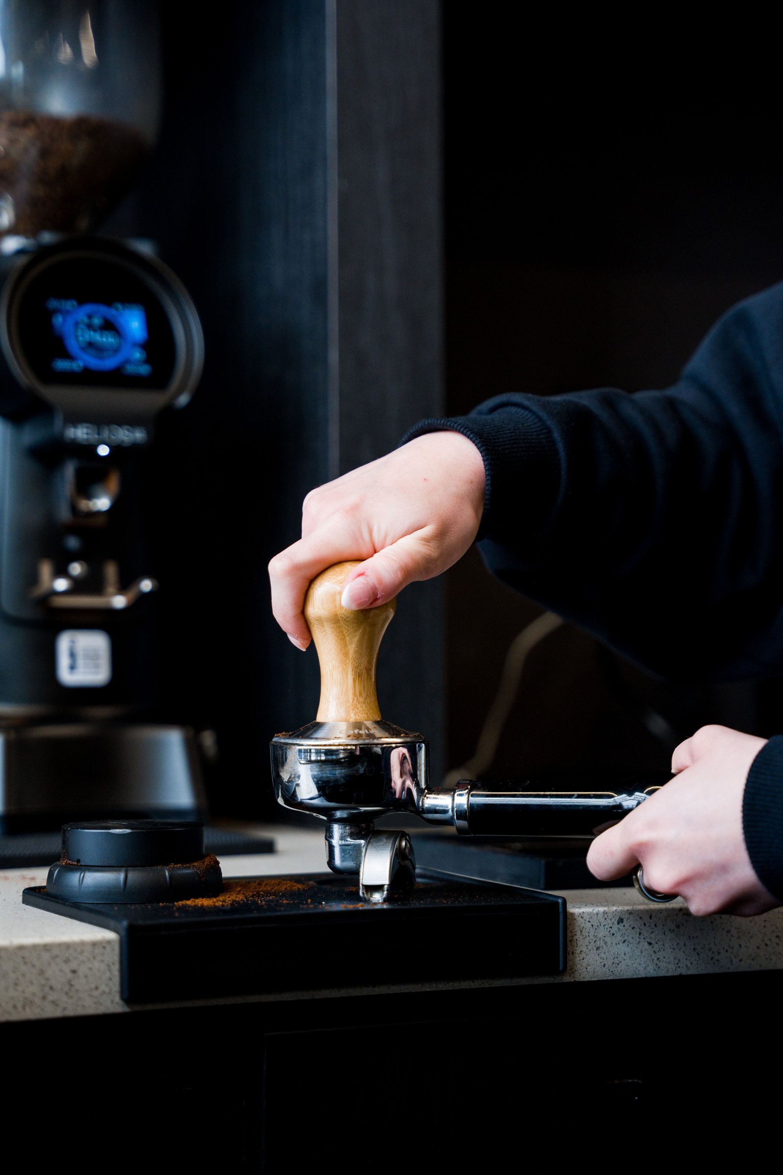 Kafede kahve makinesinin başındaki barista